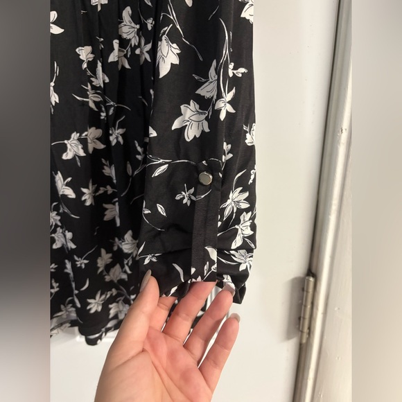Cocomo Black and White Floral Top✨ - Picture 3 of 10